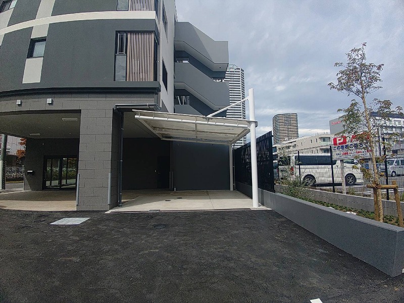 【膜屋根実績】高耐久・不燃テフロン膜を採用したマンション駐車場用の屋根