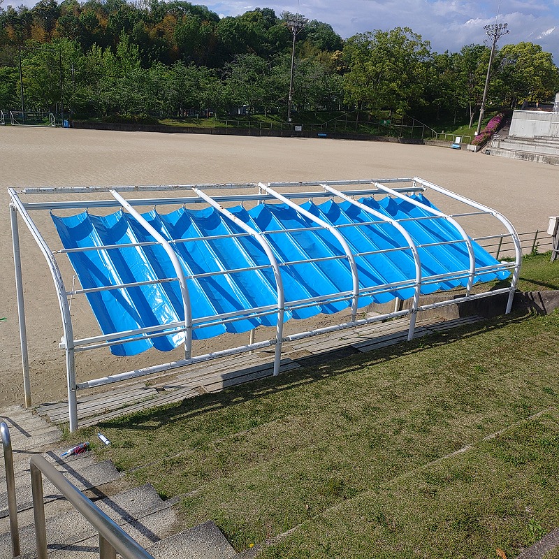 【京都府 実績】競技観戦をより快適に！鴻ノ巣山運動公園に色彩鮮やかな「開閉式テント」を設置