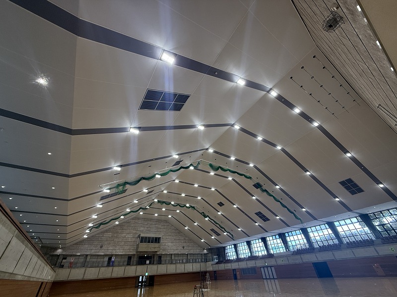 【京都府 実績】体育館の「特定天井」を膜天井で一新｜驚異の軽量化と工期2/3への短縮を実現
